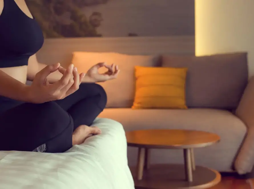 Persona meditando en Valencia en postura sentada, respiración 4-6 para reducir el estrés laboral