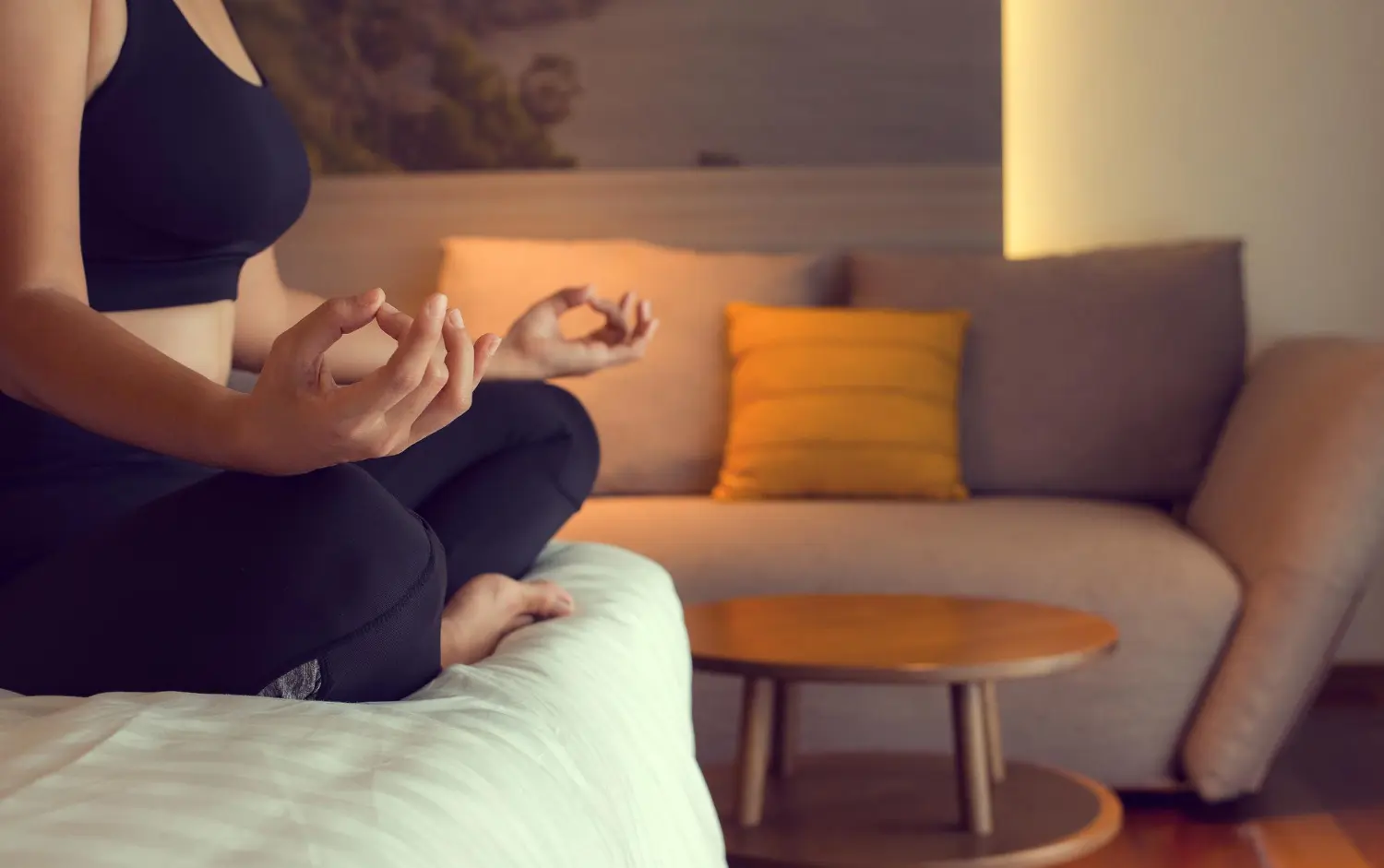 Persona meditando en Valencia en postura sentada, respiración 4-6 para reducir el estrés laboral