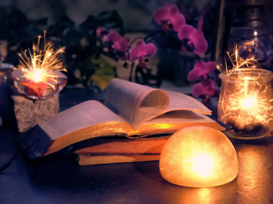 Persona en Valencia preparando preguntas para una sesión de Registros Akáshicos, cuaderno y enfoque ético