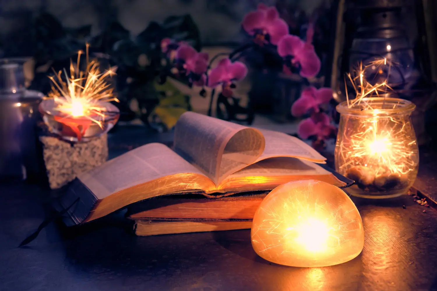 Persona en Valencia preparando preguntas para una sesión de Registros Akáshicos, cuaderno y enfoque ético