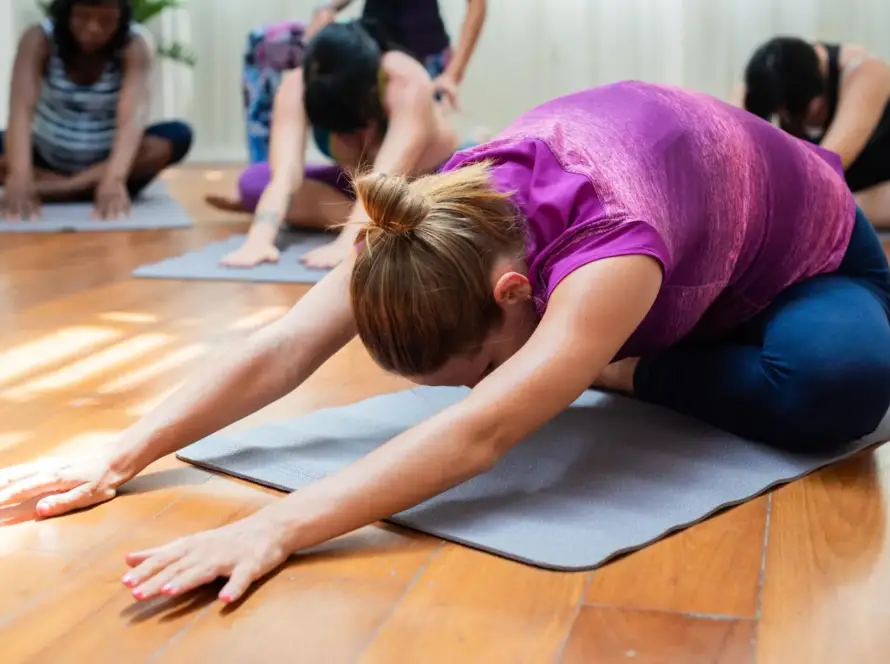 Persona practicando yoga para principiantes en Valencia con bloques y manta, rutina de 21 días