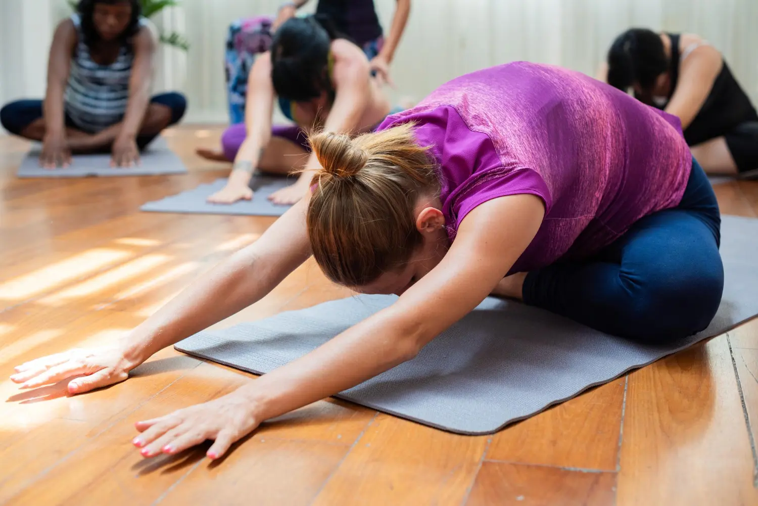 Persona practicando yoga para principiantes en Valencia con bloques y manta, rutina de 21 días